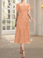 Vestido de novia de encaje con lentejuelas, corte en A, escote redondo ilusión y largo hasta la rodilla.