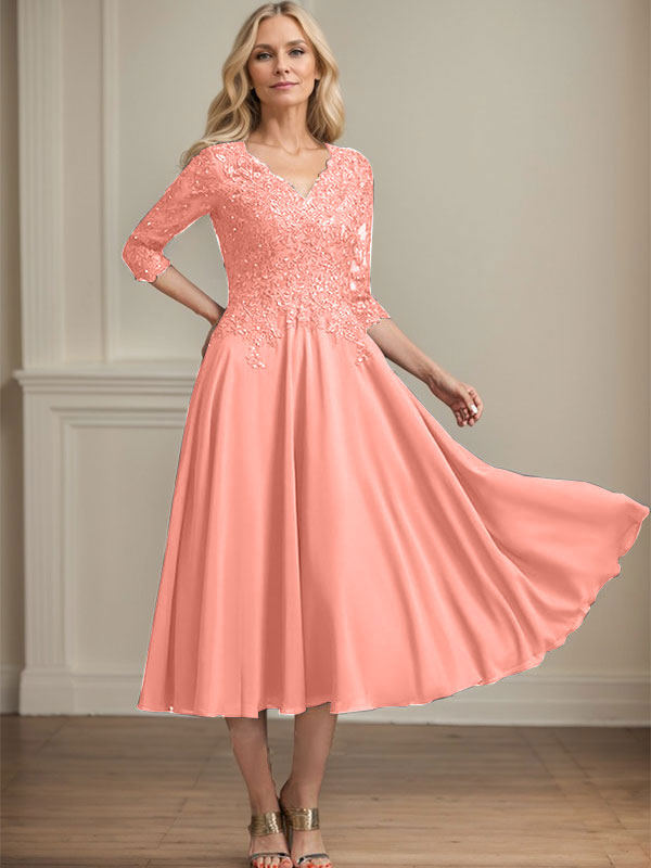 Vestido de corte A, escote en V, largo hasta la rodilla, de gasa, encaje, con lentejuelas y pedrería para la madre de la novia. 