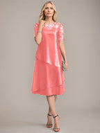Vestido de corte A, escote redondo, largo hasta la rodilla, para la madre de la novia, con apliques y lentejuelas. 