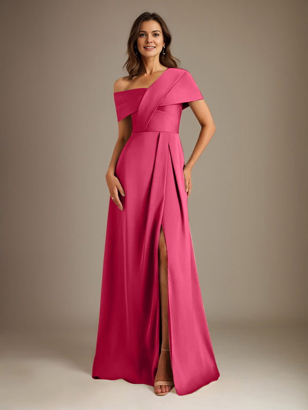 Robe de mère de la mariée en satin, coupe trapèze, décolleté asymétrique et plis. 