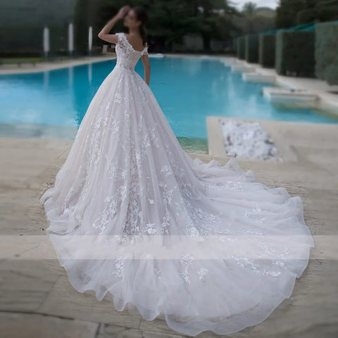 Vestidos de novia de princesa con preciosos apliques florales personalizados, lujosos bordados, escote barco y cordones.