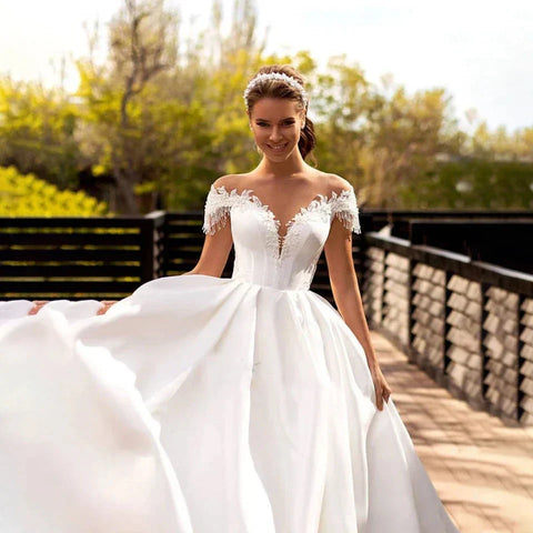 Custom Made Princess Wedding Dress A Line Beaded Lace Appliques Bride Dresses Illusion Back Party Dress Long Train Wedding Gowns