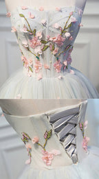 Lindos vestidos cortos de fiesta de bienvenida de tul gris, corte en A, escote corazón y flores