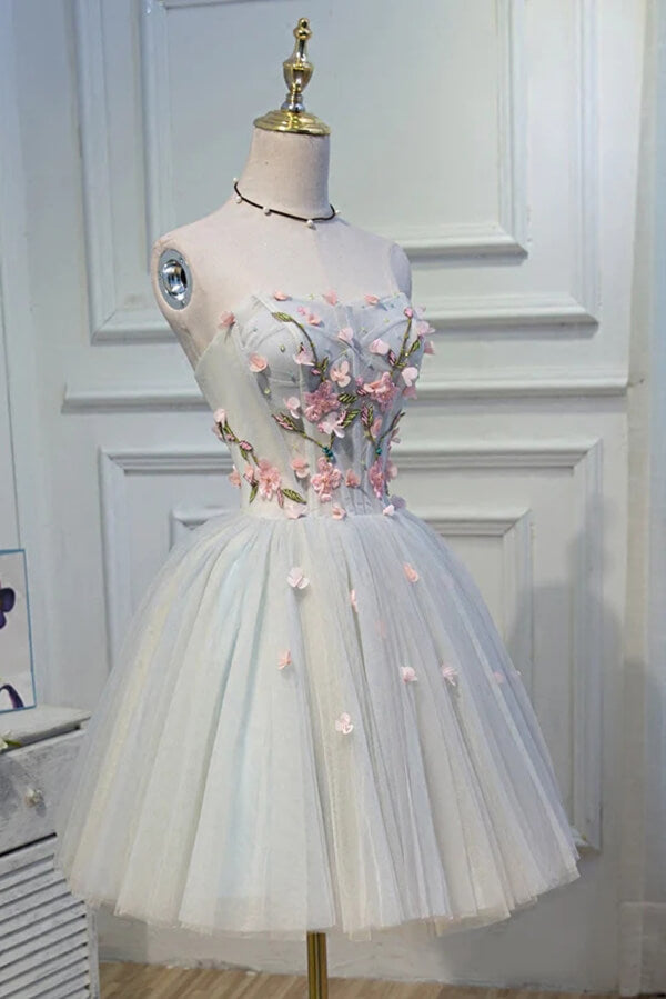 Lindos vestidos cortos de fiesta de bienvenida de tul gris, corte en A, escote corazón y flores