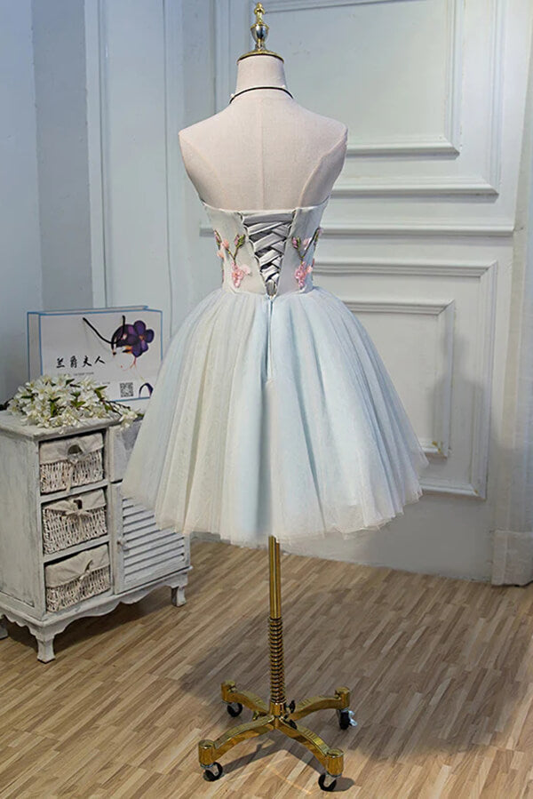 Lindos vestidos cortos de fiesta de bienvenida de tul gris, corte en A, escote corazón y flores