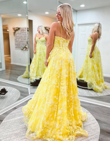 Lindo vestido largo de fiesta amarillo de corte A con tirantes finos y apliques