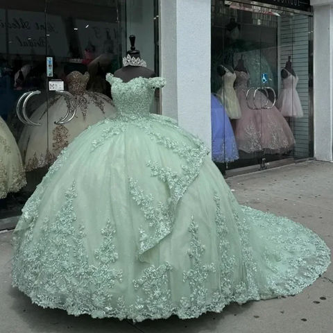 Vestido de quinceañera de lujo color verde menta con hombros descubiertos, apliques de tul, pedrería y lazo escalonado, modelo Y8125