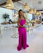 Elegante vestido de noche fucsia sin tirantes con abertura Y5252