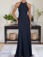 Vestido largo azul grisáceo de corte recto con cuello halter para la madre de la novia con apliques