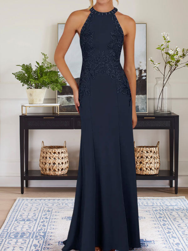 Vestido largo azul grisáceo de corte recto con cuello halter para la madre de la novia con apliques
