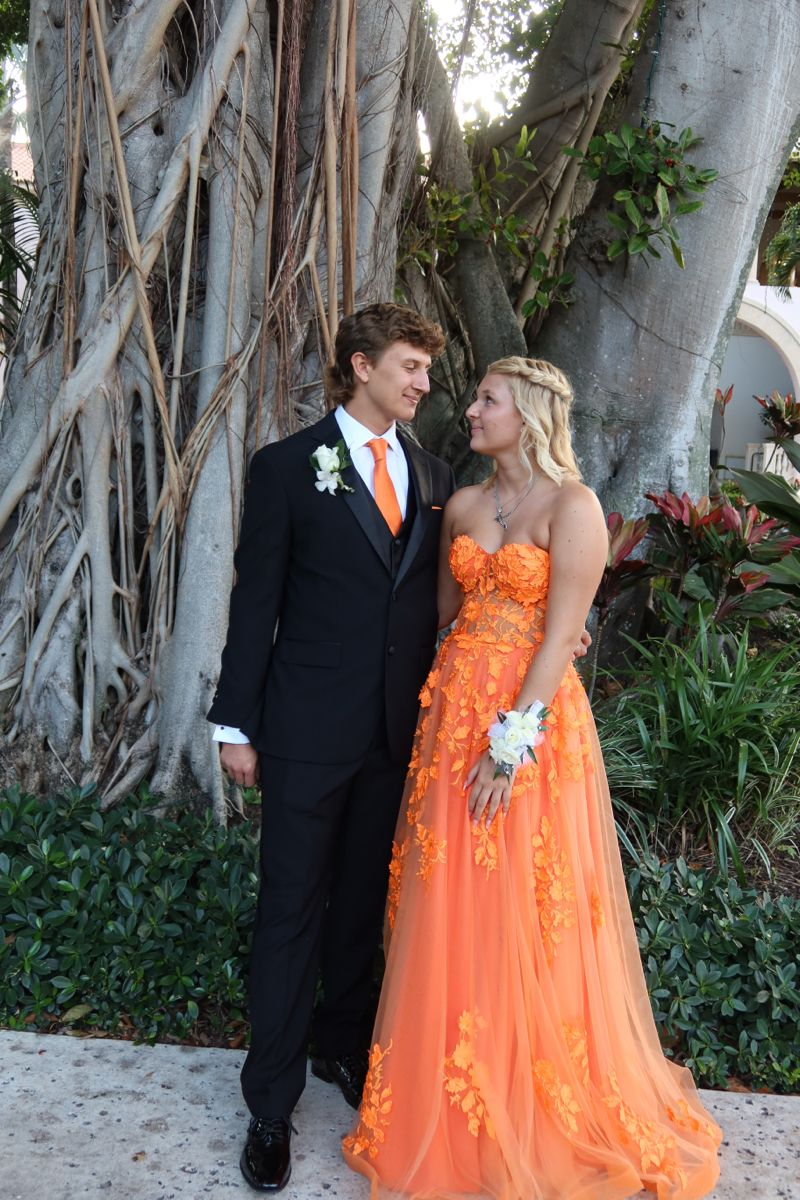 Vestido de graduación con apliques de encaje naranja, escote corazón ilusión, sin tirantes, tul, corte en A, cola de barrido, ideal para fiestas y graduaciones (Y4167)