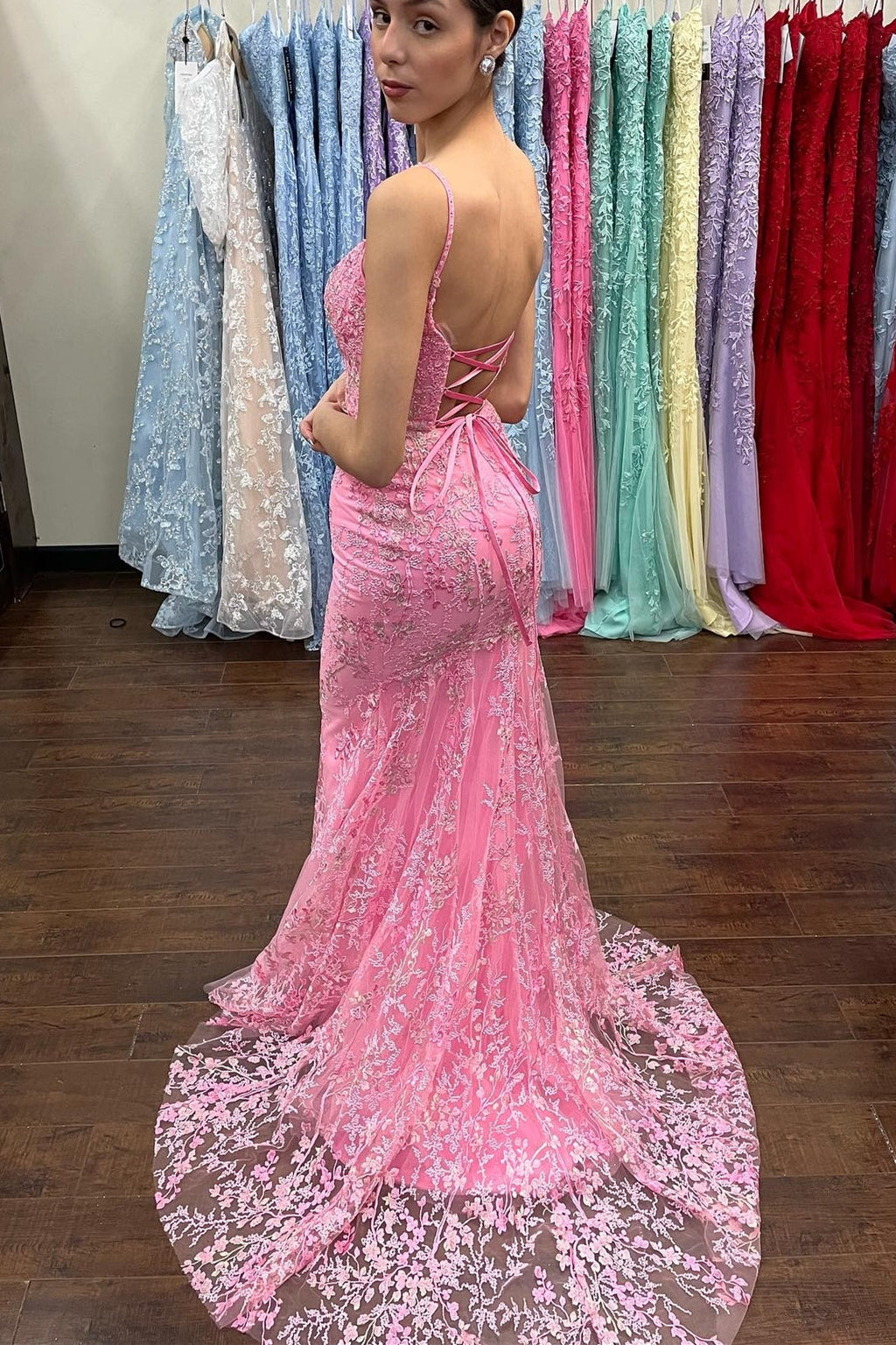 Robe de bal longue sirène rose sirène à applications de dentelle