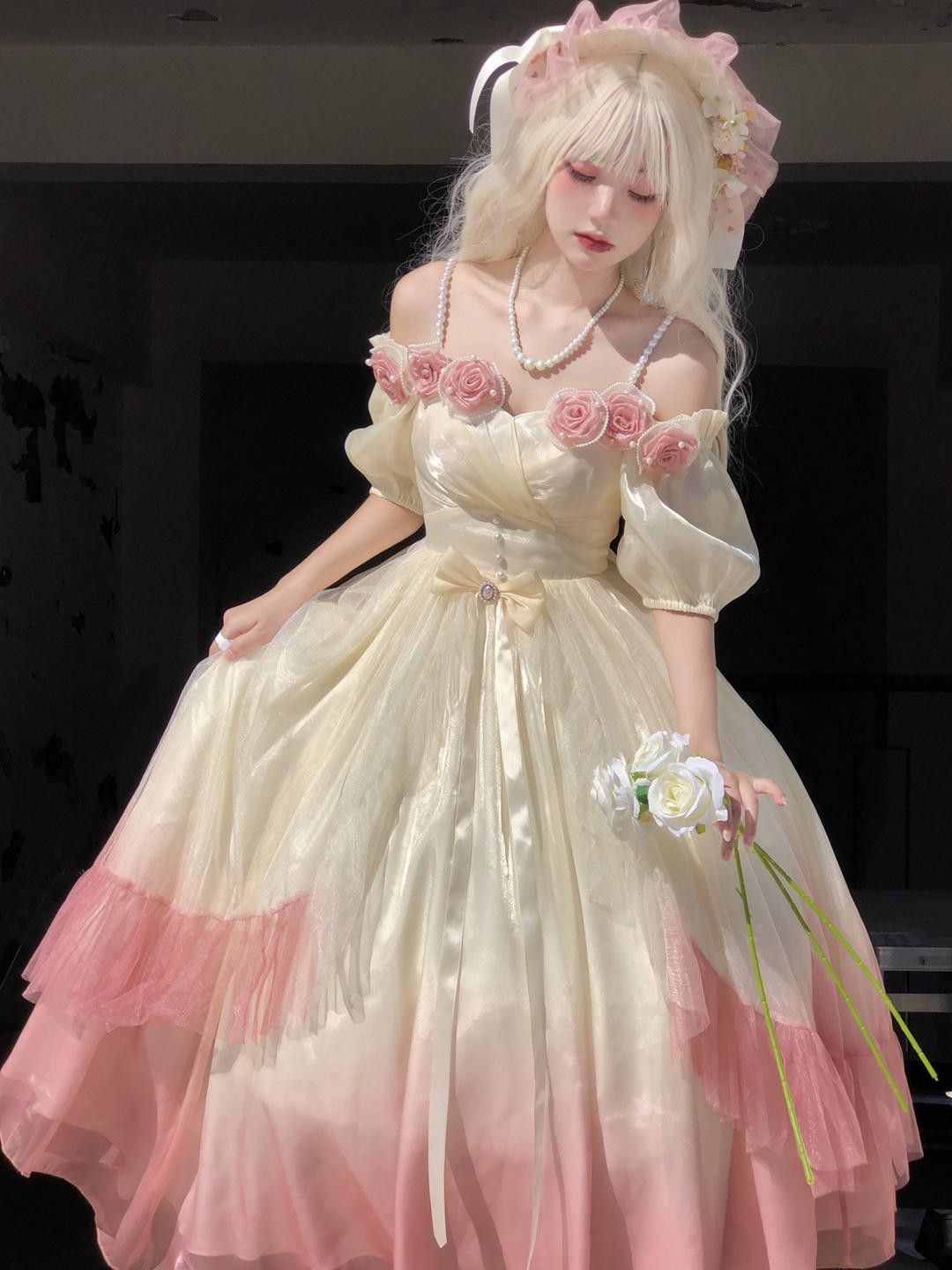 Vestido de fiesta de disfraces con rosas, flores y degradado rosa champán. Vestido de novia floral vintage de princesa con perlas Y2401