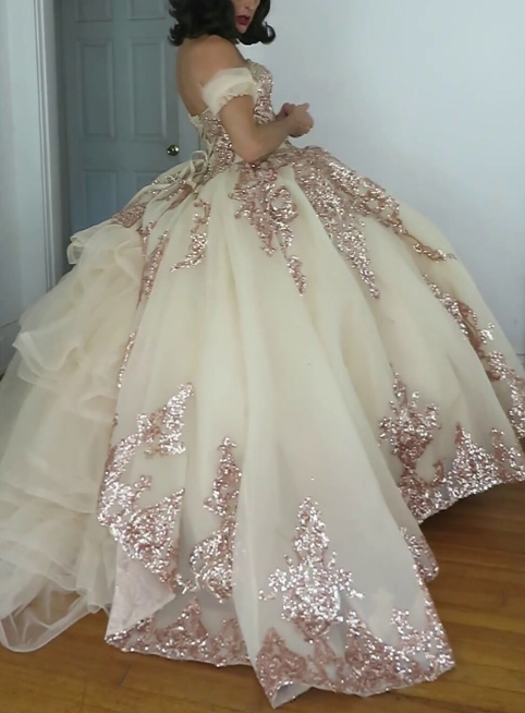 Vestido de princesa con escote corazón y falda vaporosa en oro rosa, ideal para quinceañeras (16 años), con apliques de cuentas (Y827)