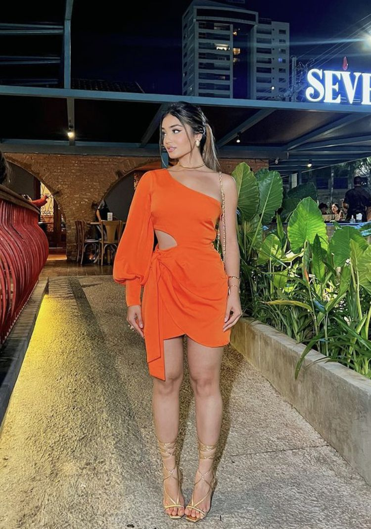 Vestido naranja de fiesta con un solo hombro descubierto y nudo lateral Y2172