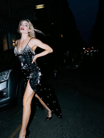 Vestido de fiesta negro satinado con cuentas, abertura, tirantes finos, corte recto, modelo Y8229