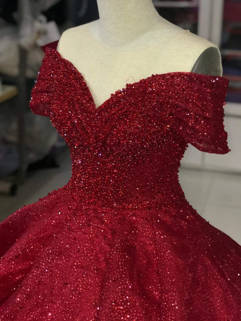 Robe de bal rouge luxueuse à épaules dénudées, ornée de paillettes et de perles, pour une soirée Sweet 16 (Y1275)