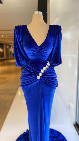 Vestido de noche Dubai con escote en V, manga corta, terciopelo, pliegues y apliques, corte sirena azul real, ideal para fiestas de graduación y eventos formales (Y4935)