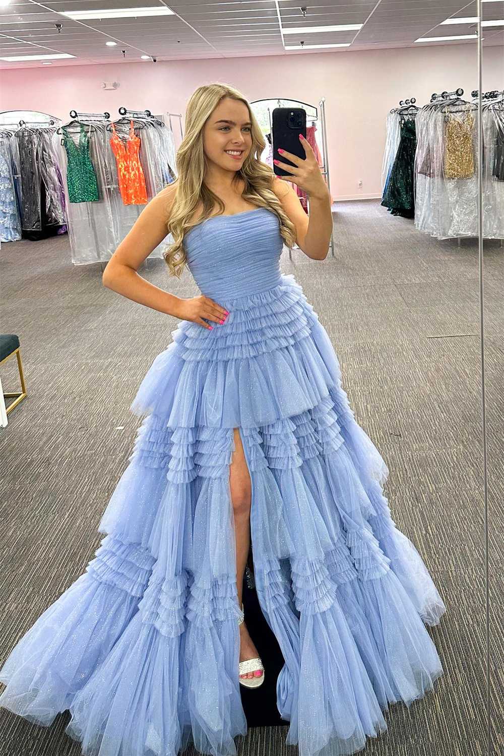Vestido largo de fiesta de tul sin tirantes, corte en A, con volantes escalonados