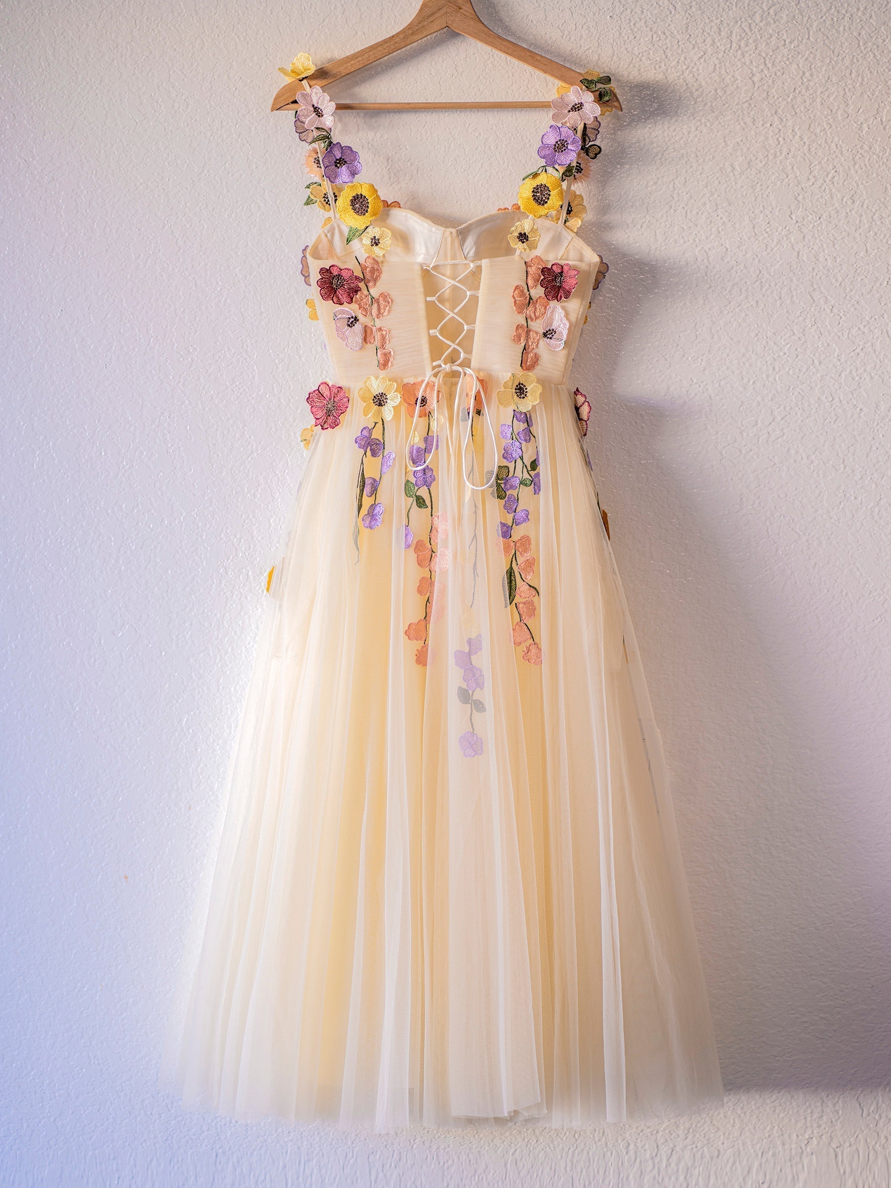 Vestidos de graduación de tul con flores hasta la rodilla