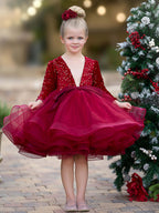 Vestido festivo de tul con escote en V profundo y lentejuelas hasta la rodilla, ideal para fiestas navideñas y de fin de año. 