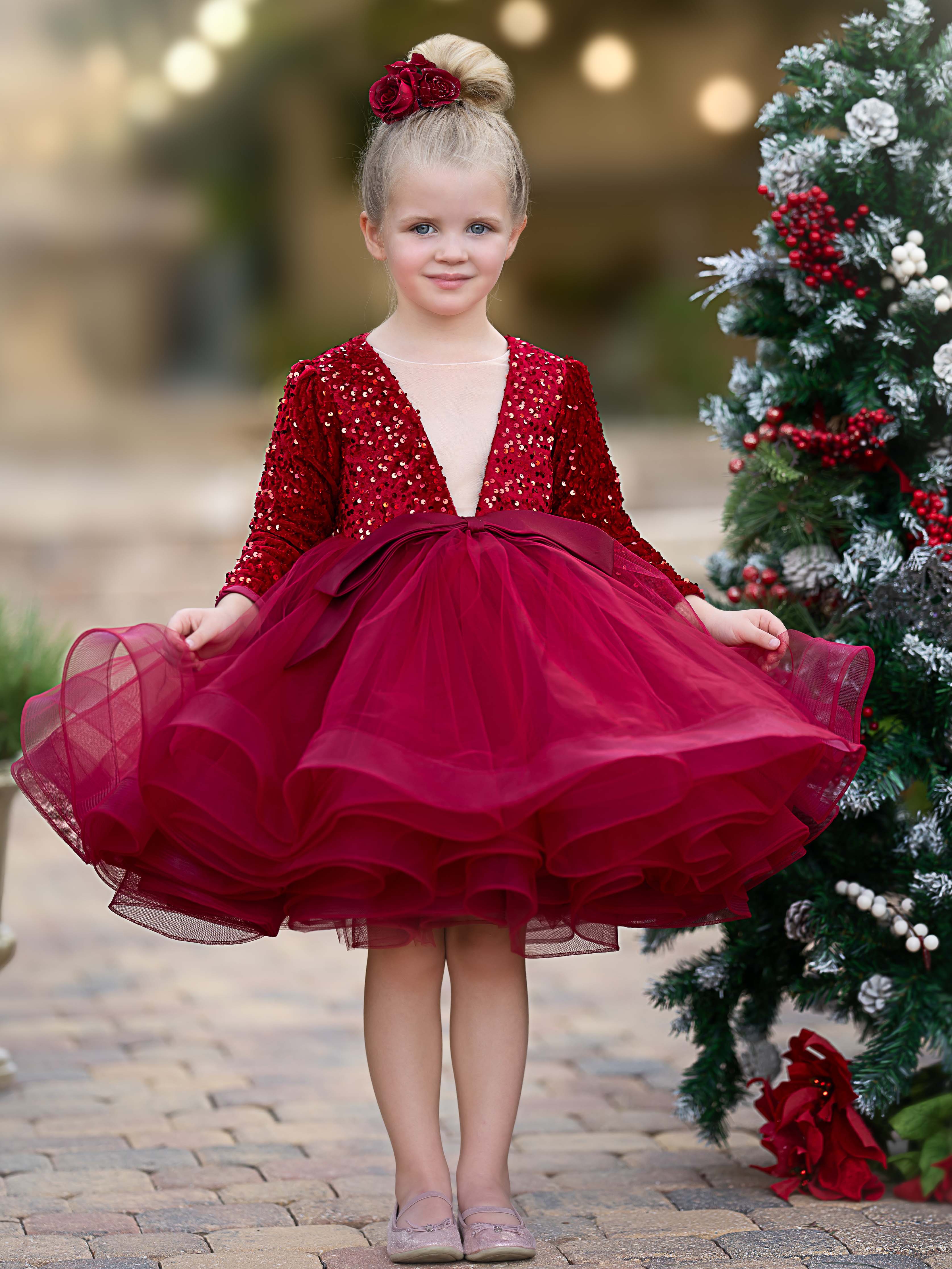 Vestido festivo de tul con escote en V profundo y lentejuelas hasta la rodilla, ideal para fiestas navideñas y de fin de año. 