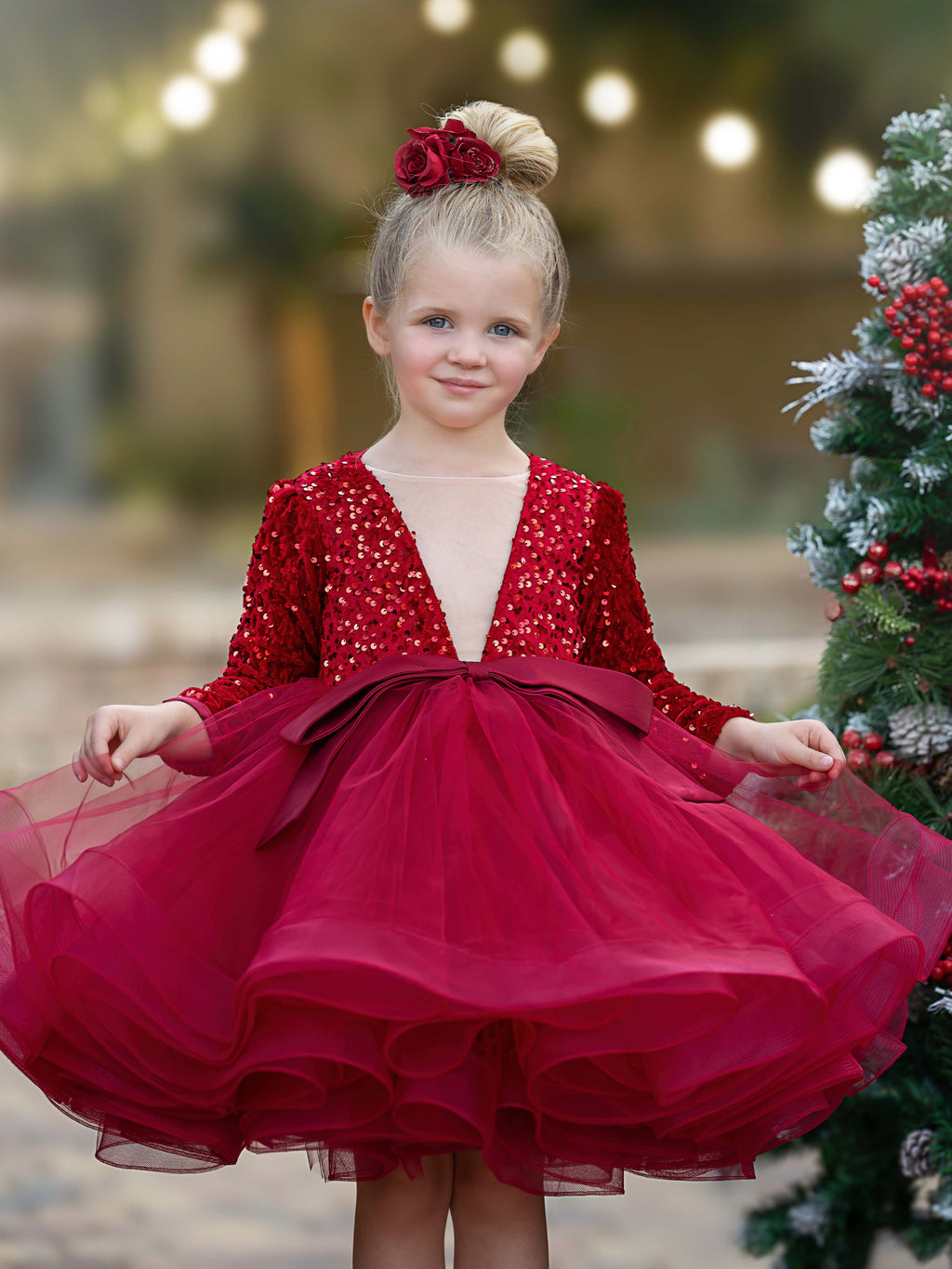 Vestido festivo de tul con escote en V profundo y lentejuelas hasta la rodilla, ideal para fiestas navideñas y de fin de año. 