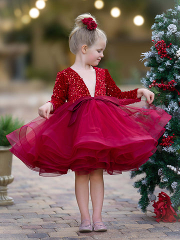 Vestido festivo de tul con escote en V profundo y lentejuelas hasta la rodilla, ideal para fiestas navideñas y de fin de año. 