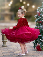Vestido festivo de tul con escote en V profundo y lentejuelas hasta la rodilla, ideal para fiestas navideñas y de fin de año. 