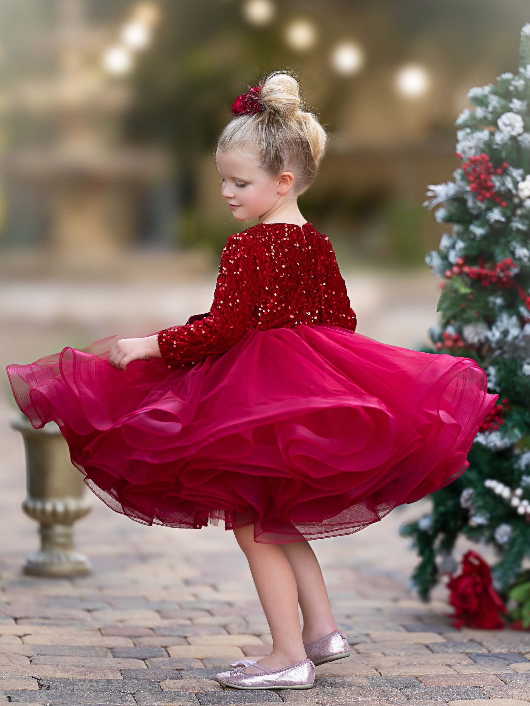 Vestido festivo de tul con escote en V profundo y lentejuelas hasta la rodilla, ideal para fiestas navideñas y de fin de año. 