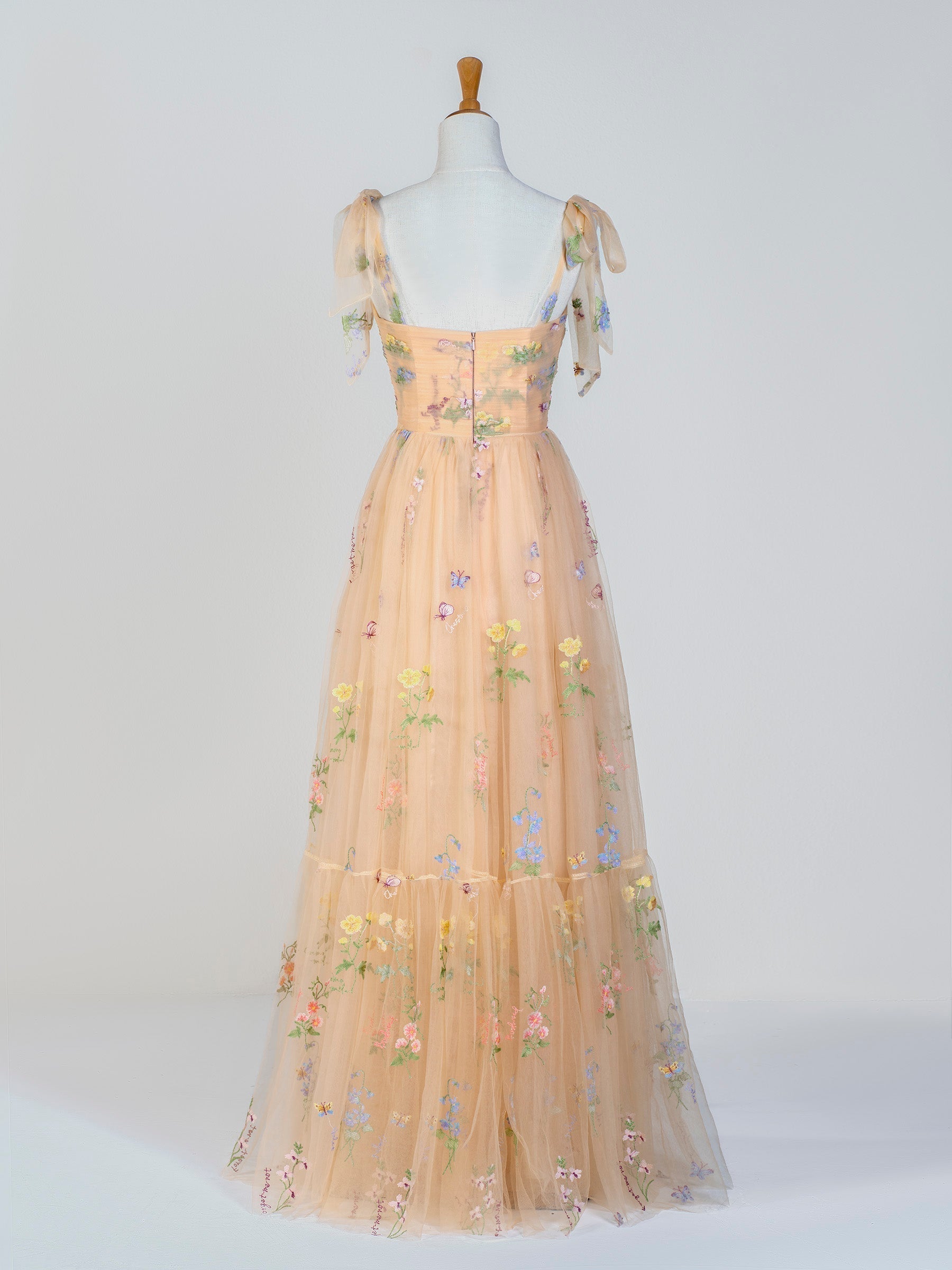 Vestido de fiesta largo hasta el suelo con escote corazón, tul y bordado floral