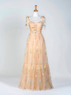 Vestido de fiesta largo hasta el suelo con escote corazón, tul y bordado floral