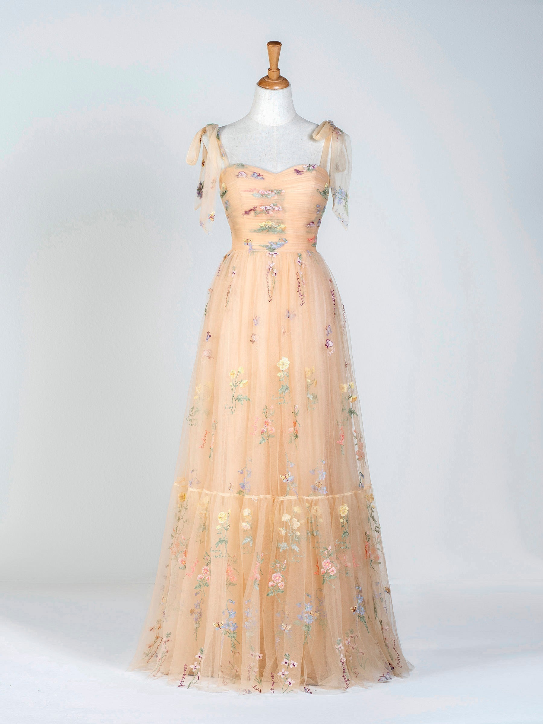 Vestido de fiesta largo hasta el suelo con escote corazón, tul y bordado floral