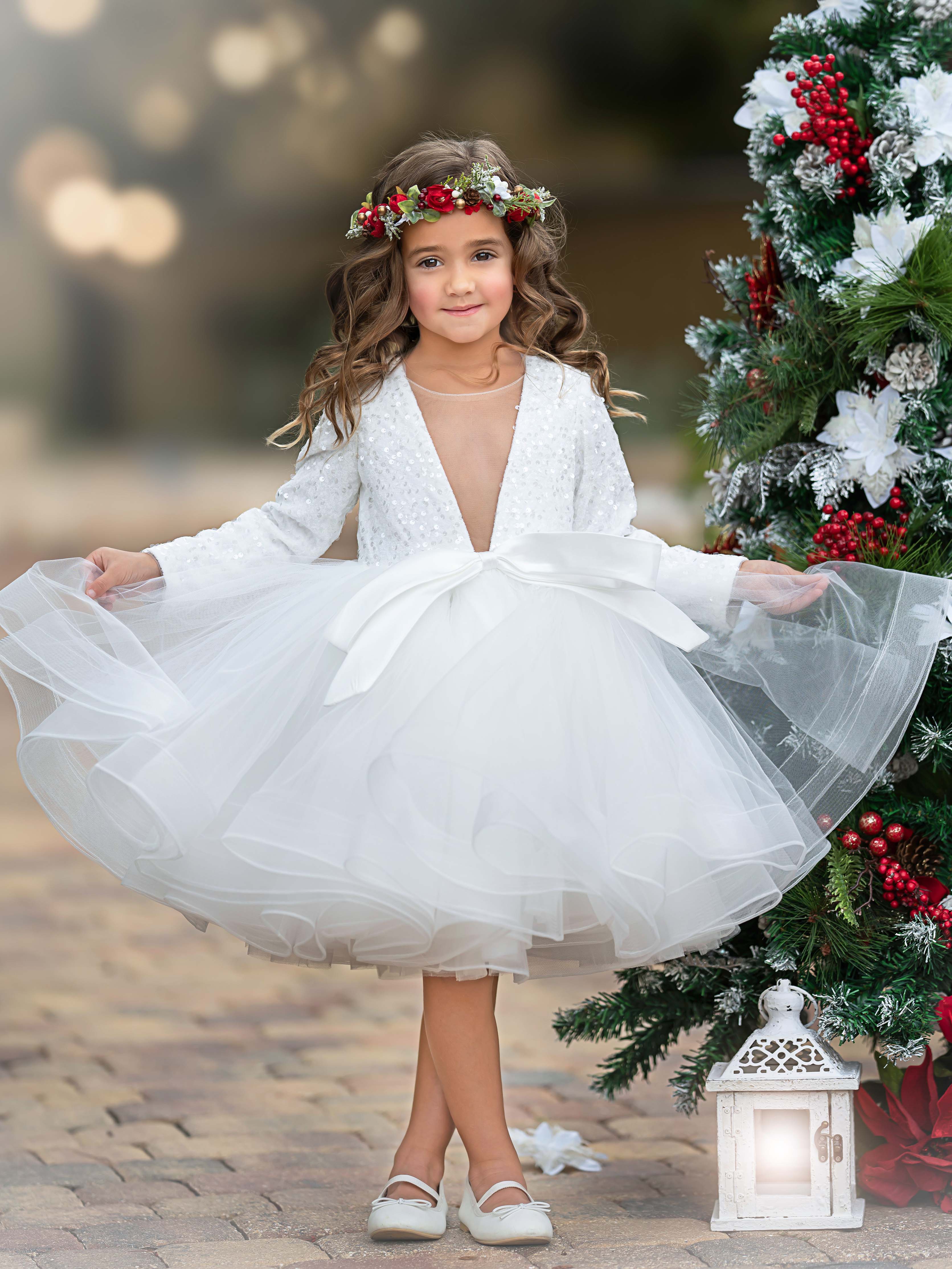 Vestido festivo de tul con escote en V profundo y lentejuelas hasta la rodilla, ideal para fiestas navideñas y de fin de año. 