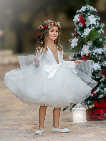 Vestido festivo de tul con escote en V profundo y lentejuelas hasta la rodilla, ideal para fiestas navideñas y de fin de año. 