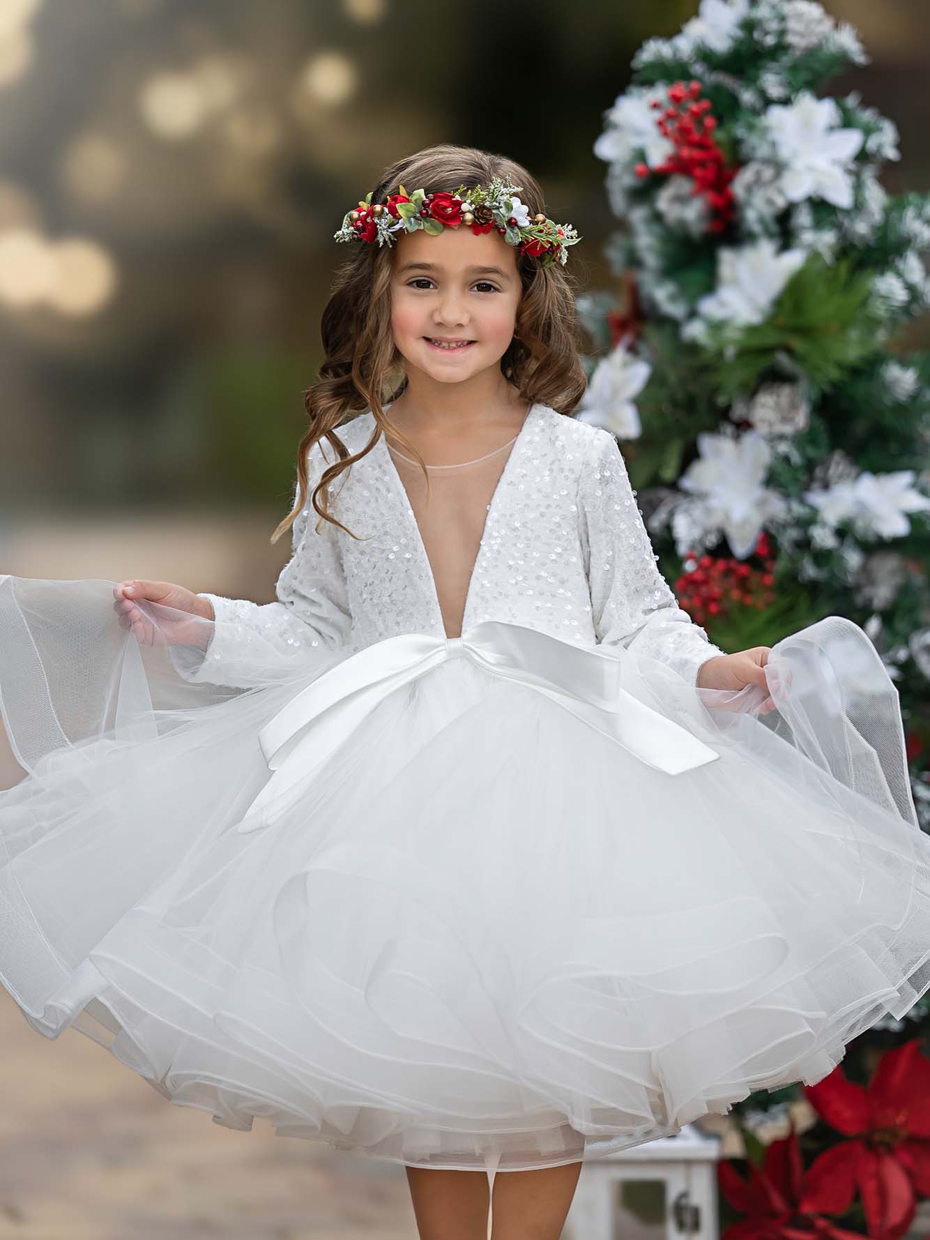 Vestido festivo de tul con escote en V profundo y lentejuelas hasta la rodilla, ideal para fiestas navideñas y de fin de año. 