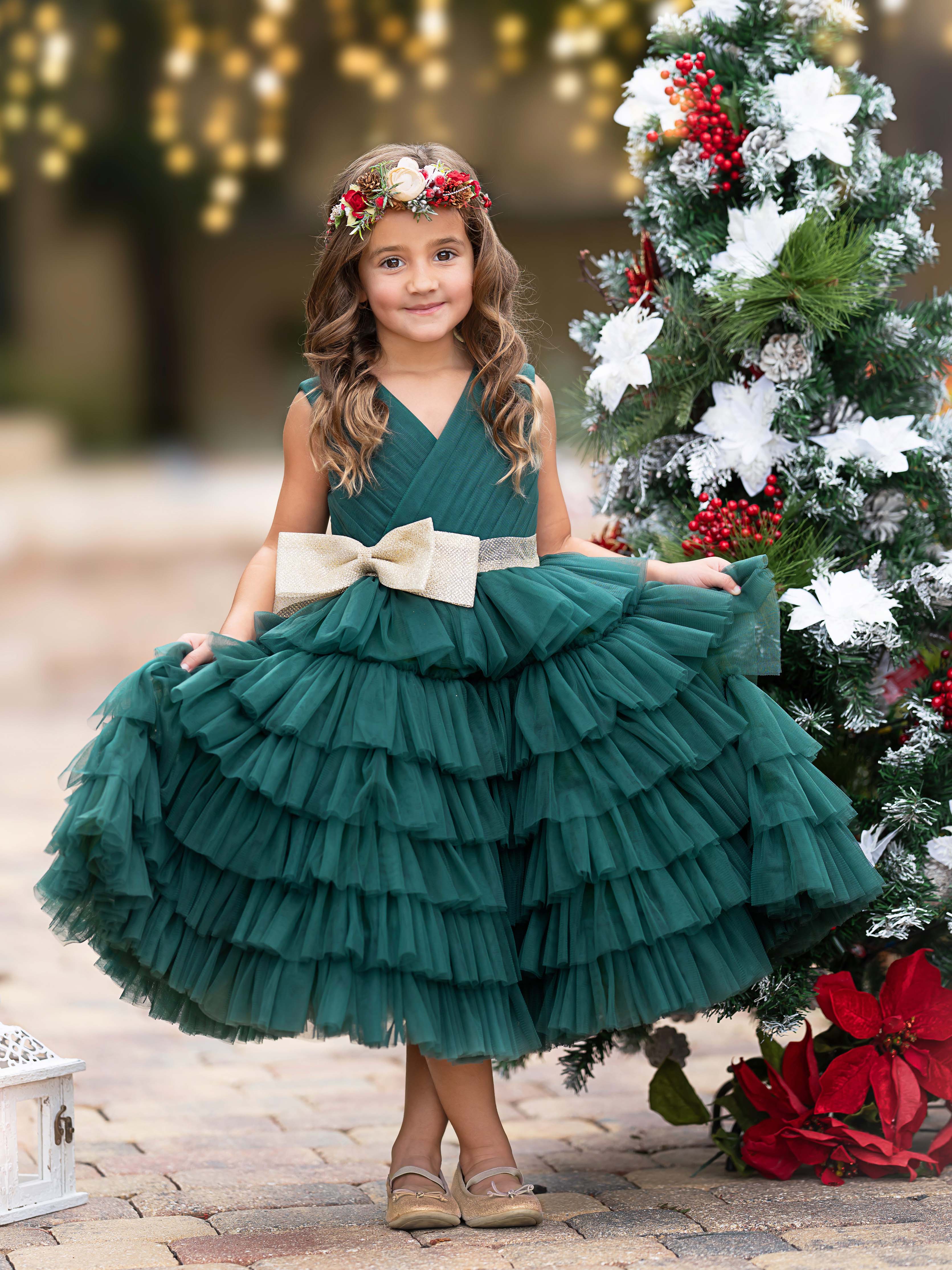 Encantador vestido de tul verde oscuro con volantes y lazo dorado 