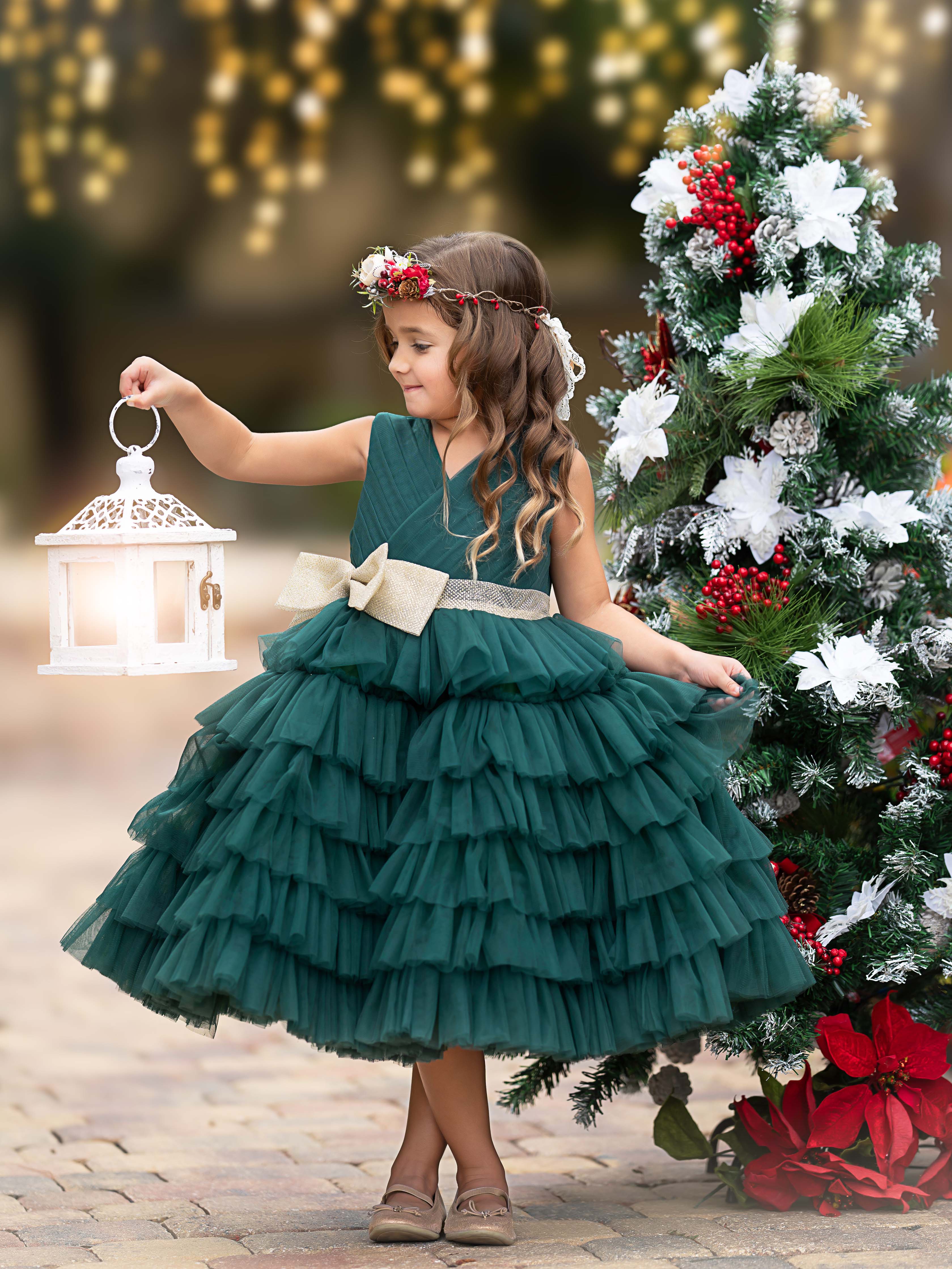 Encantador vestido de tul verde oscuro con volantes y lazo dorado 