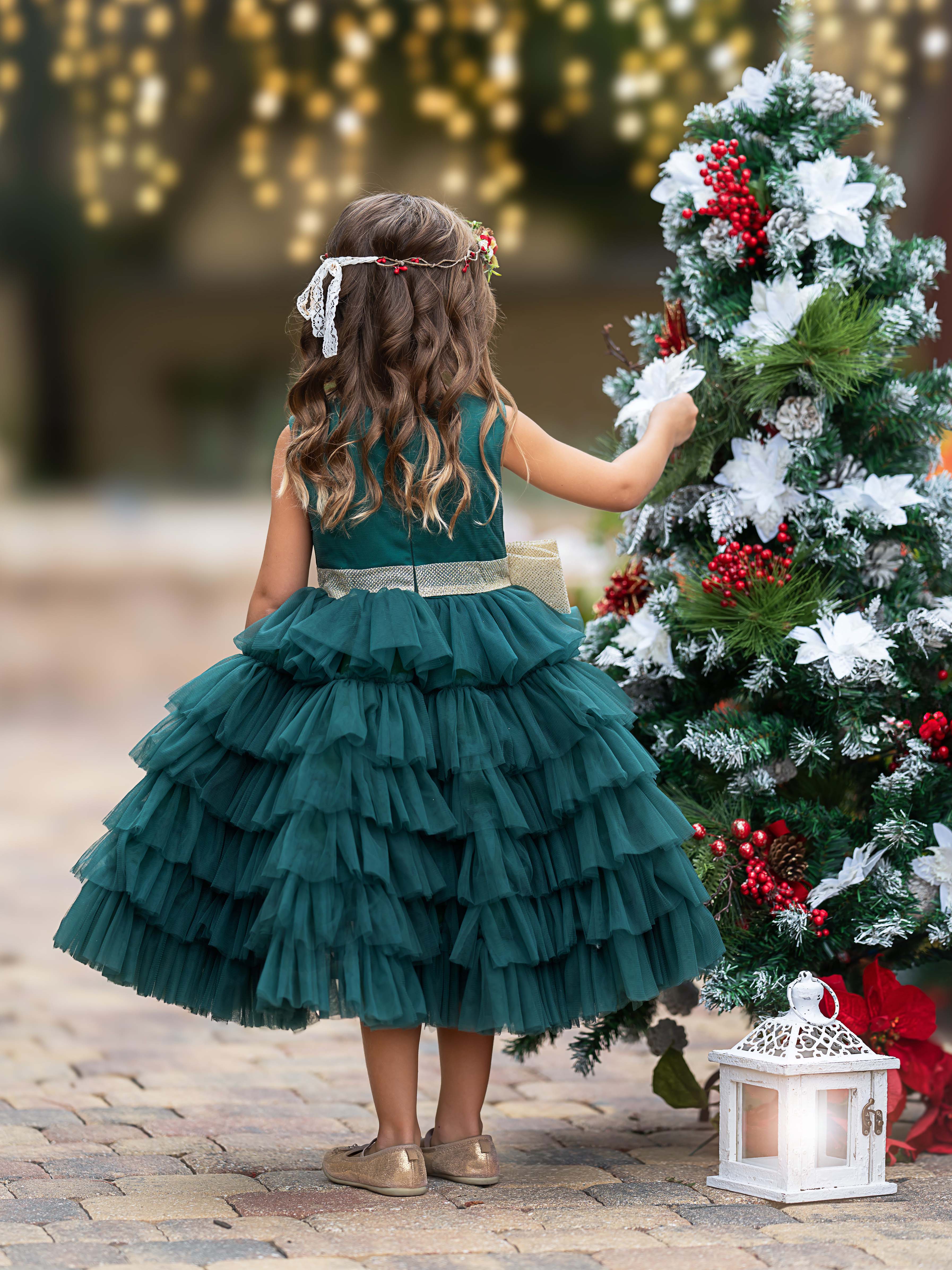 Encantador vestido de tul verde oscuro con volantes y lazo dorado 
