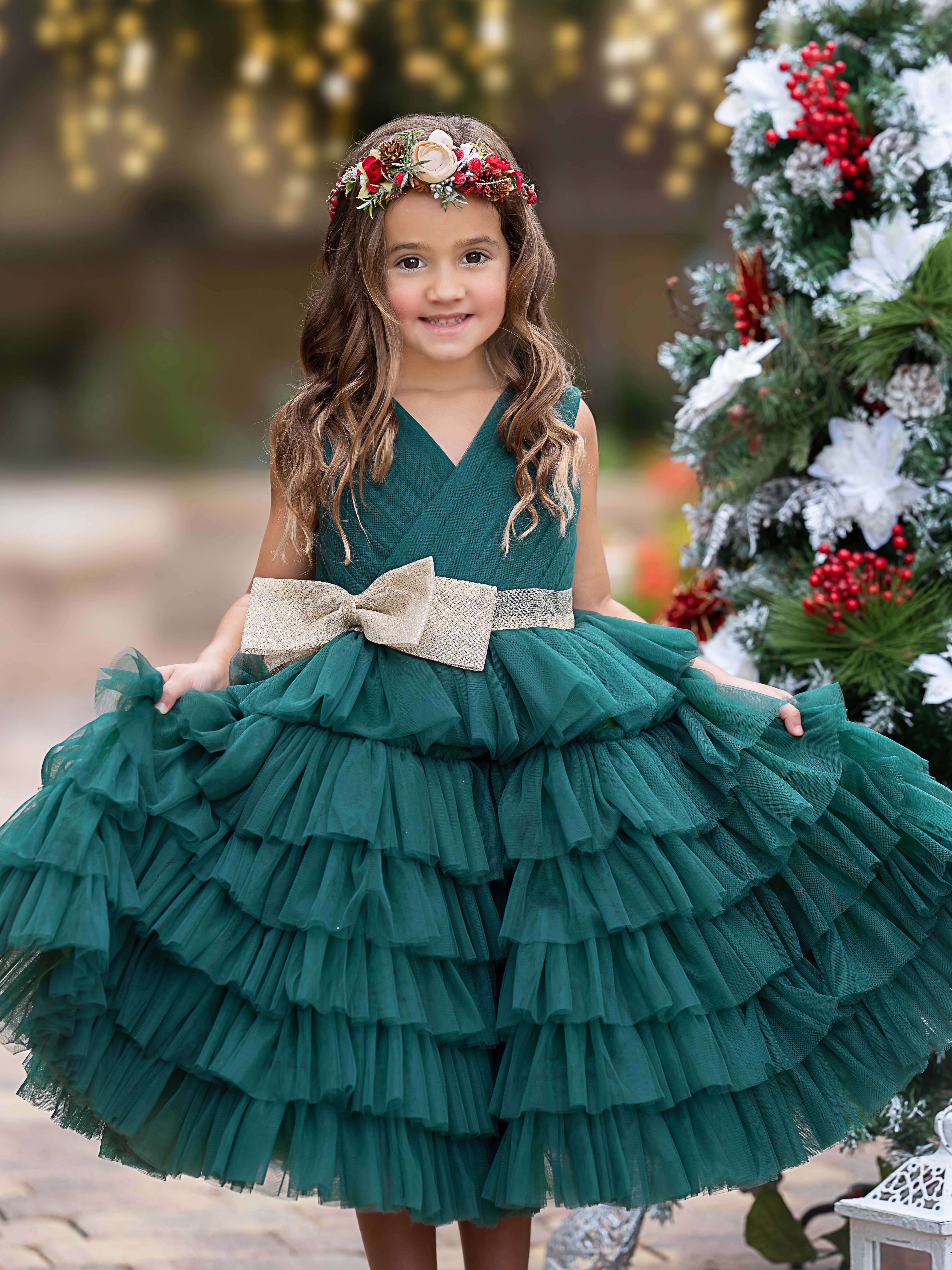 Encantador vestido de tul verde oscuro con volantes y lazo dorado 