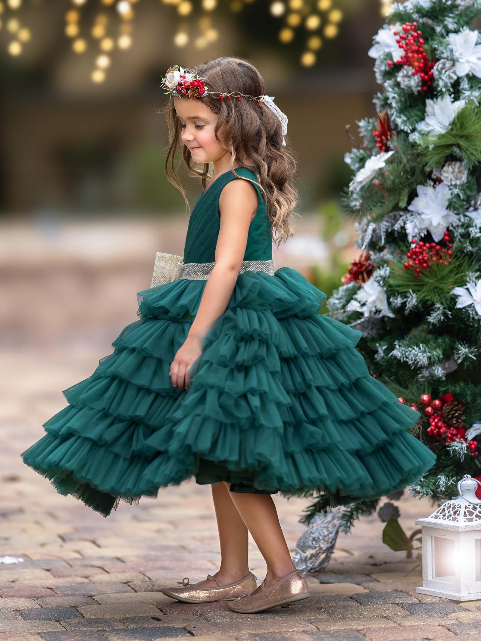 Encantador vestido de tul verde oscuro con volantes y lazo dorado 