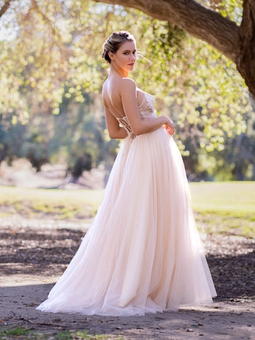 Vestido largo de tul con apliques de corsé