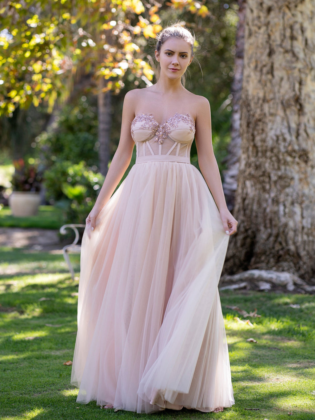 Vestido de graduación corte A sin tirantes con apliques
