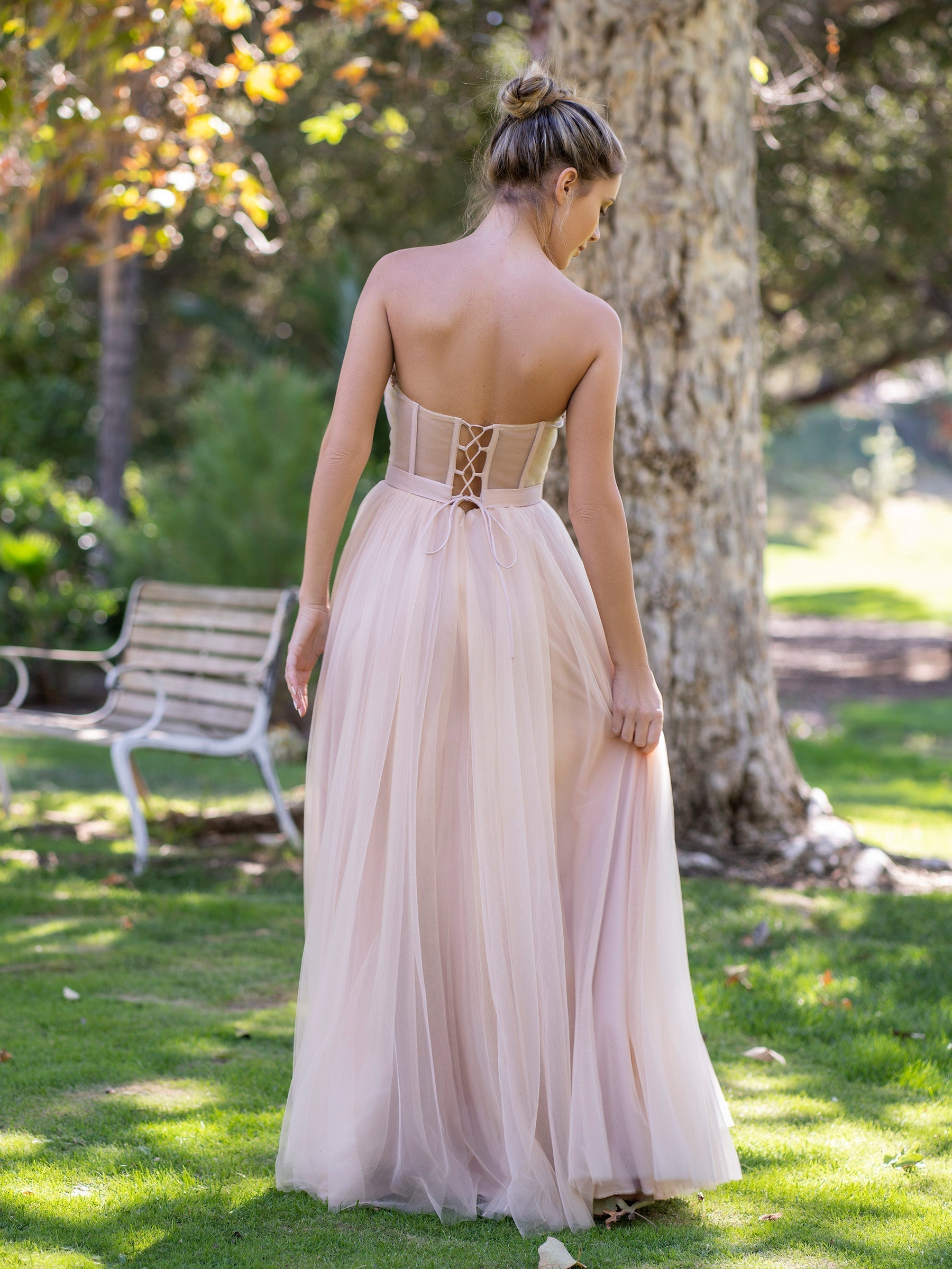 Vestido de graduación corte A sin tirantes con apliques