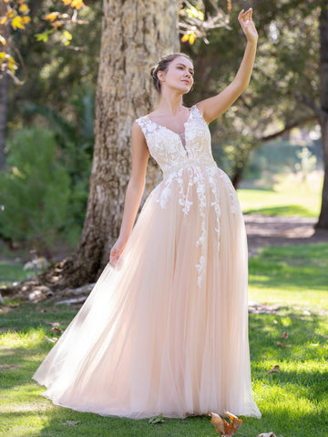 Robe de bal longue en tulle et dentelle appliquée à col en V