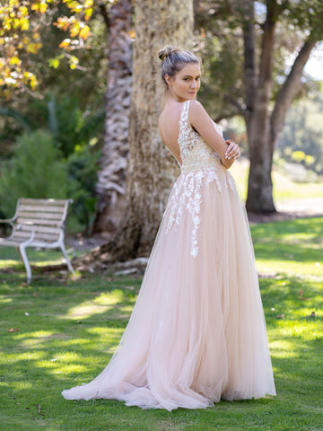 Robe de bal longue en tulle et dentelle appliquée à col en V