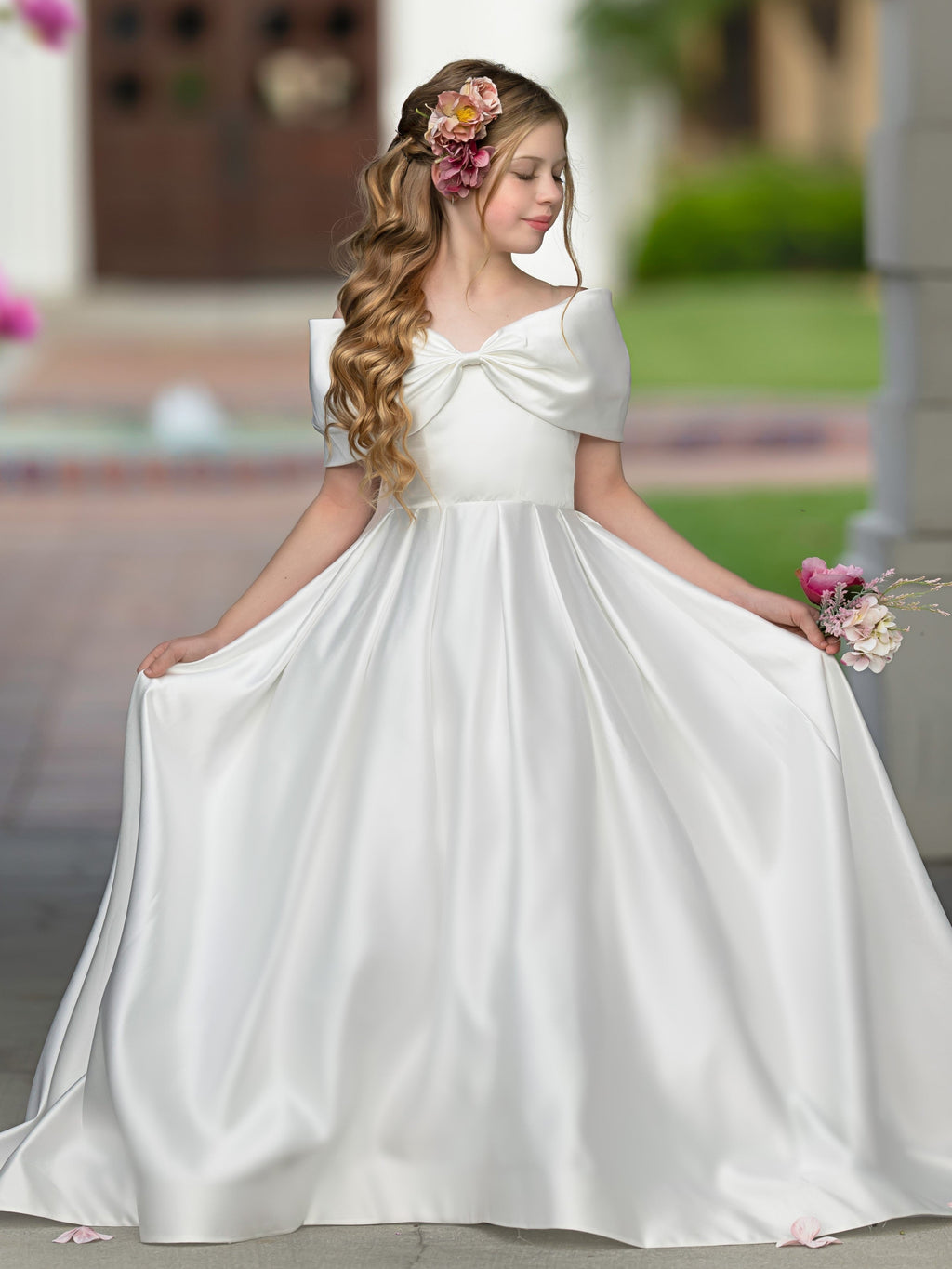 Elegante vestido de princesa de satén marfil con cola y lazo para niñas de las flores 
