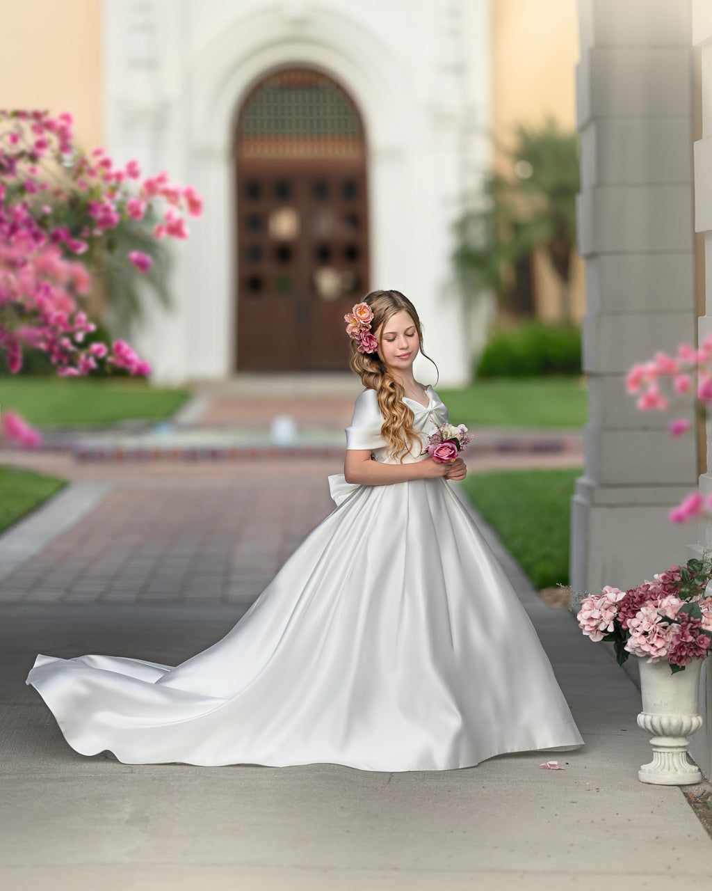 Elegante vestido de princesa de satén marfil con cola y lazo para niñas de las flores 