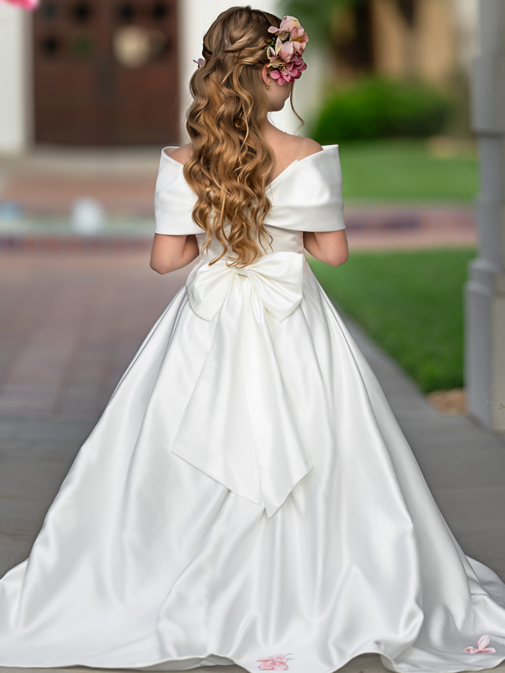 Elegante vestido de princesa de satén marfil con cola y lazo para niñas de las flores 