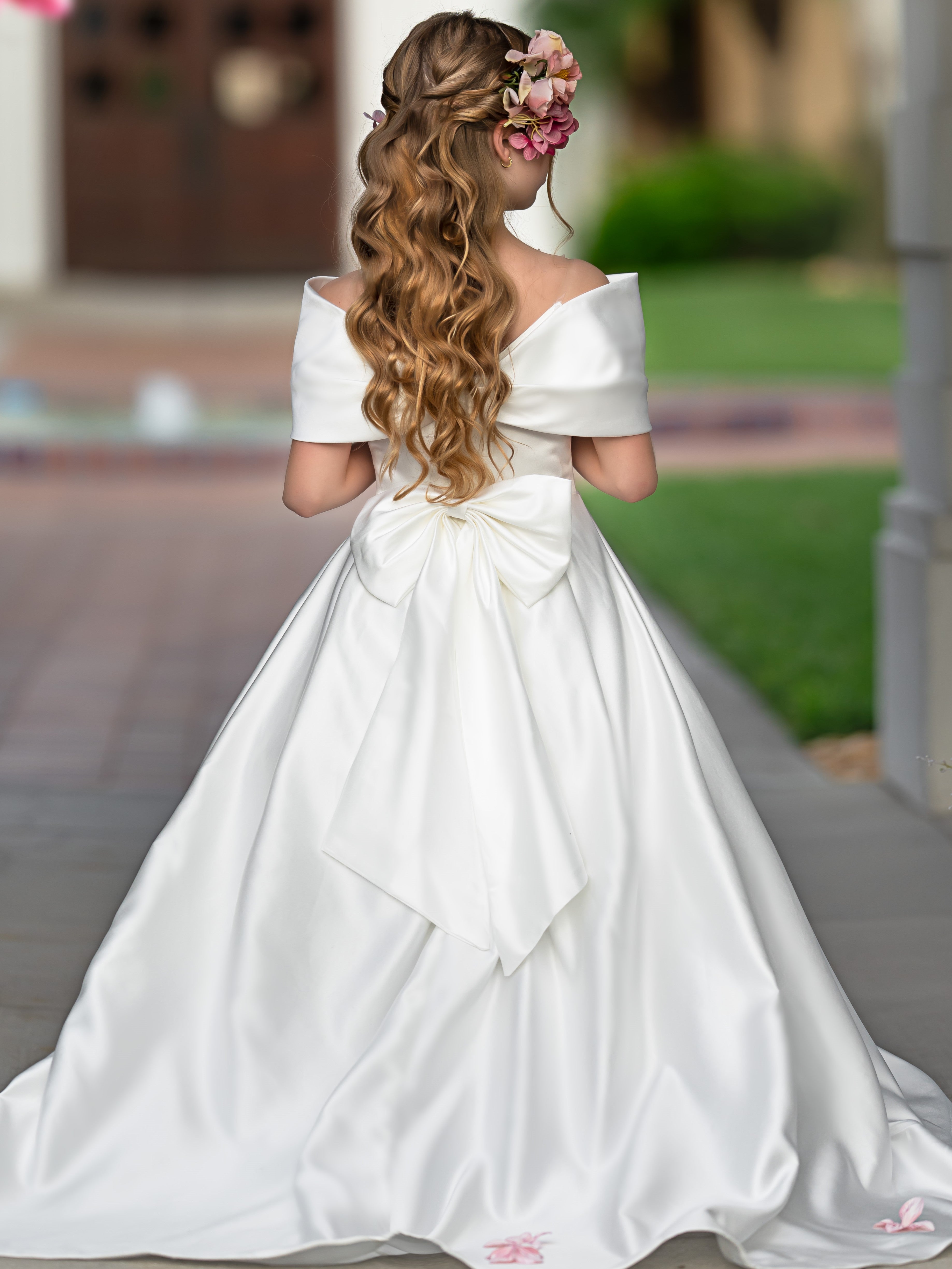 Elegante vestido de princesa de satén marfil con cola y lazo para niñas de las flores 